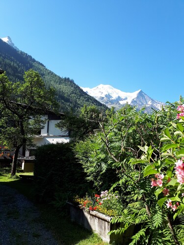 CHAMONIX Suuri lämmin huoneisto, tyylikkäästi sisustettu, R. D.C. -mökki.