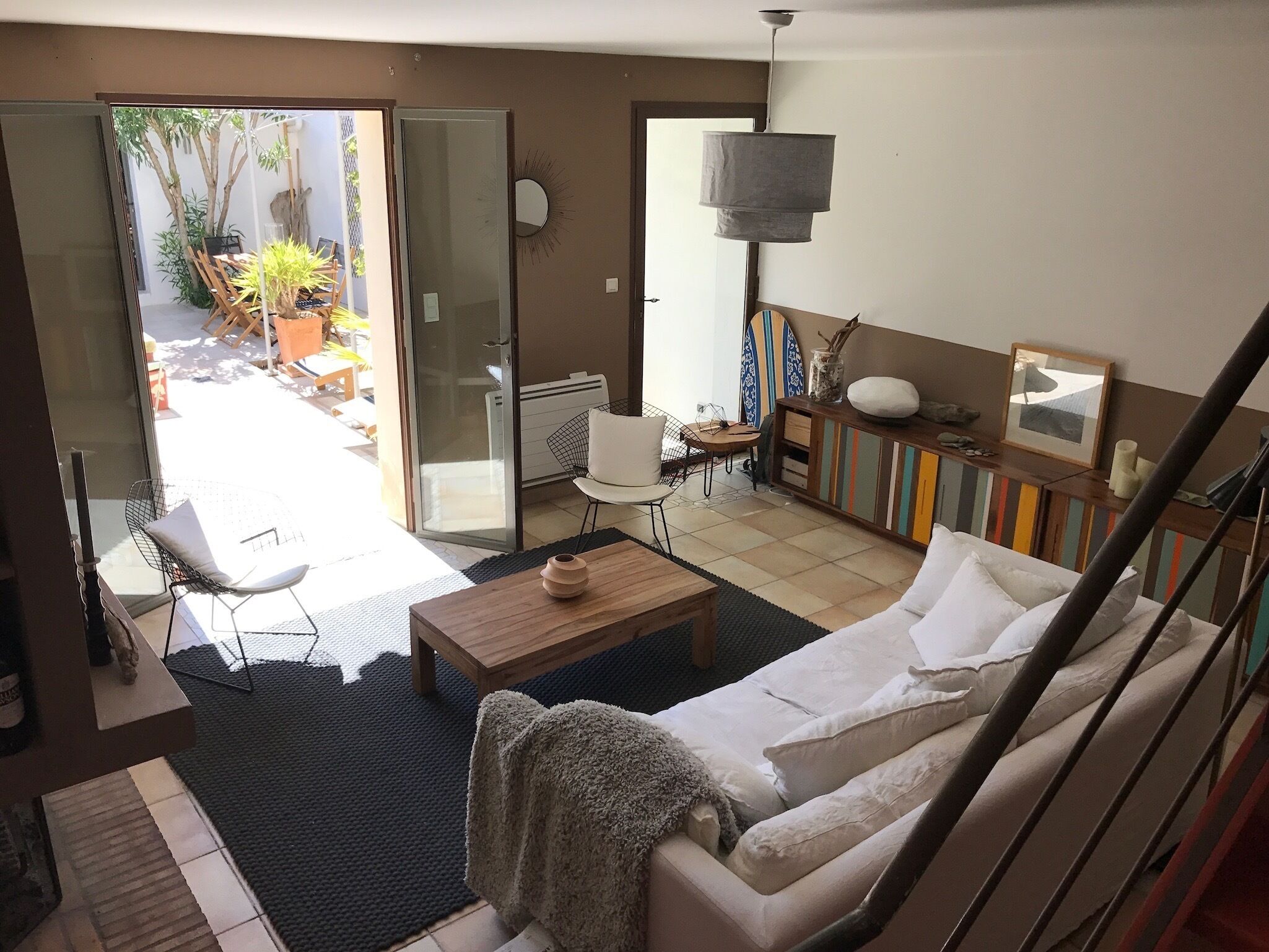 电视、壁炉、DVD 播放器、书