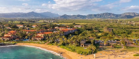 Playa en los alrededores, camastros y toallas de playa