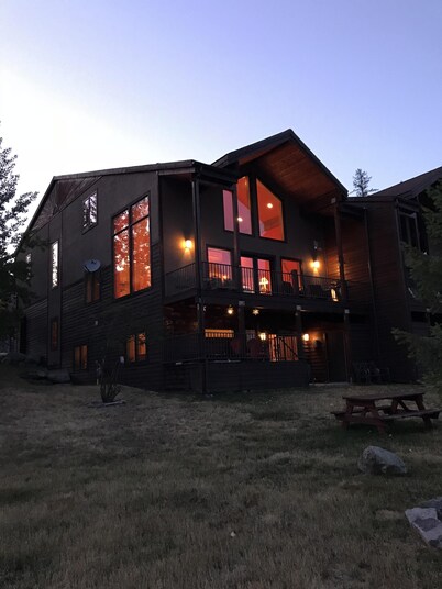 Weekly Discounts! Whitefish Mountain Ski Resort ski in ski out, Luxury Townhouse