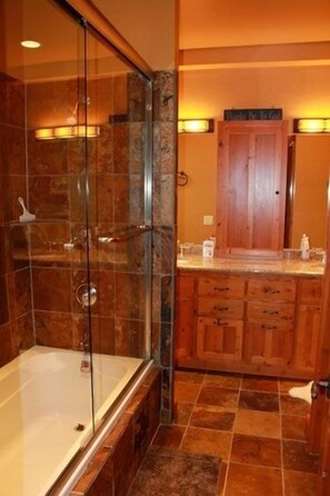 Combined shower/bathtub, hair dryer, towels, soap - Weekly Discounts! Whitefish Mountain Ski Resort ski in ski out, Luxury Townhouse (Whitefish)