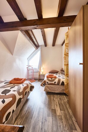 3 bedrooms, iron/ironing board, free WiFi, bed sheets - Family gîte in winegrower's house - Charlotte 6 persons (Gertwiller)