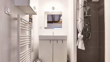 Dusche, Haartrockner, Handtücher, Toilettenpapier