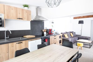 Réfrigérateur, four à micro-ondes, un four, surface de cuisson