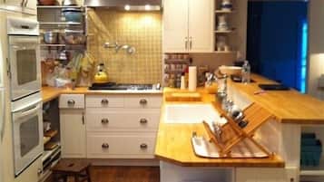 冰箱、微波炉、烤箱、炉灶