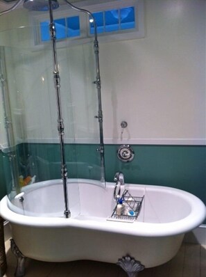 Duschwanne, Handtücher, Seife, Toilettenpapier