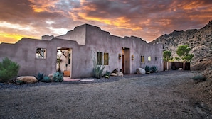 Une maison moderne au cœur d’un paysage désertique.