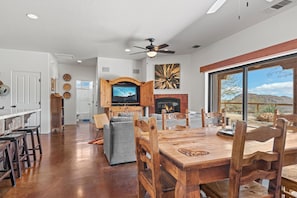 Dining - Luna Vista - Joshua Tree Highlands Nature Retreat (Joshua Tree)