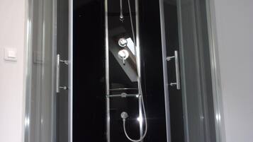 Baignoire, sèche-cheveux, savon, papier toilette