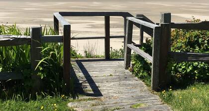 Klassinen Honeymoon Beach Cottage. Yksityinen, romanttinen, merenranta. Lemmikkiystävällinen.