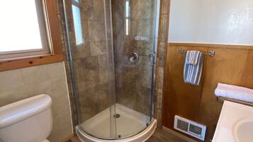 Douche, sèche-cheveux, serviettes fournies, savon