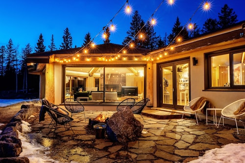 Tacansina Ranch-Designer Home East of Banff National Park