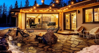 Tacansina Ranch-Designer Home East of Banff National Park