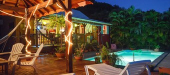 Villa 6/8 pers swimming pool, breathtaking sea view, facing Marie-Galante total privacy.