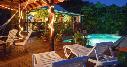 Villa 6/8 pers swimming pool, breathtaking sea view, facing Marie-Galante total privacy.