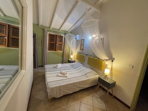 3 quartos, cofres nos quartos, ferros/tábuas de passar roupa