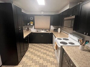 Réfrigérateur, micro-ondes, four, plaque de cuisson