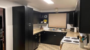 冷蔵庫、電子レンジ、オーブン、コンロ