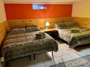 6 bedrooms, iron/ironing board, WiFi, bed sheets