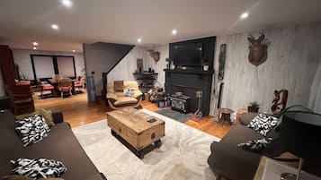 テレビ、暖炉、DVD プレーヤー、テーブルサッカー台