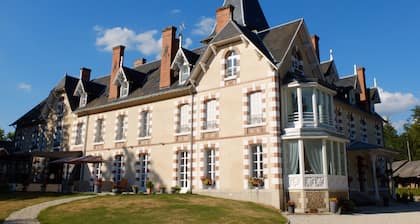 detached cottage in the castle in Sologne (18)