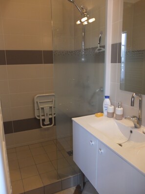 Hair dryer, towels