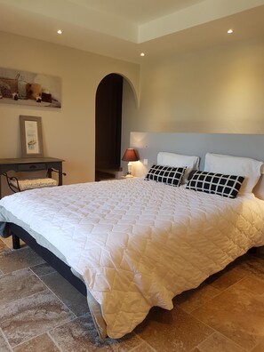 3 bedrooms, desk, iron/ironing board, travel crib