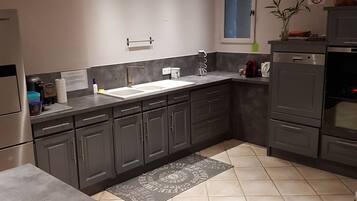 Een koelkast, een microgolfoven, een oven, een kookplaat