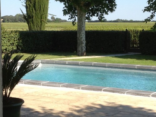 Charming house in Provence, peaceful setting amidst vineyards, swimming pool and tennis court