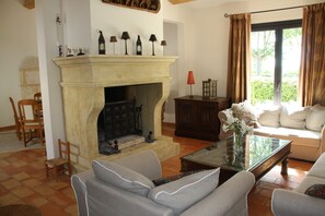 Interior - Charming house in Provence, peaceful setting amidst vineyards, swimming pool and tennis court (Bellegarde)