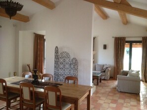 Dining - Charming house in Provence, peaceful setting amidst vineyards, swimming pool and tennis court (Bellegarde)