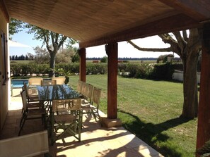 Outdoor dining - Charming house in Provence, peaceful setting amidst vineyards, swimming pool and tennis court (Bellegarde)