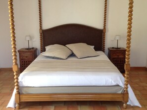 6 bedrooms, free WiFi, bed sheets, wheelchair access