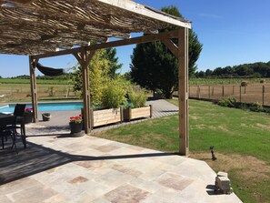 Outdoor dining - Single storey house with heated pool  (Bouaye)