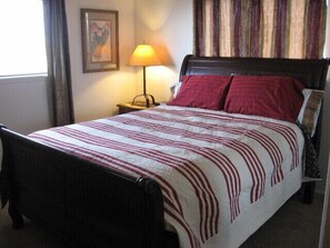 4 Schlafzimmer, Schreibtisch, Bügeleisen/Bügelbrett, Reisekinderbett