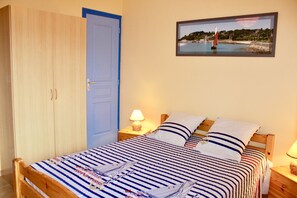 2 bedrooms, iron/ironing board, free WiFi, wheelchair access - BEACH 100 meters charges included water heating electricity ParkingPrivateGarden (Barneville-Carteret)