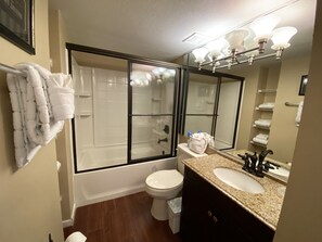 Combined shower/bathtub, hair dryer, towels, toilet paper - Gulf View, Top Floor Corner Unit, Self Checkin/Out, Free WiFi  (Destin)