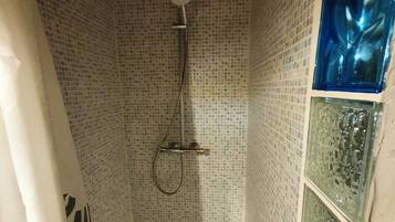 Douche, sèche-cheveux, serviettes fournies, savon