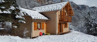 Chalet 10/12 ihmistä Ecrinsin kylässä