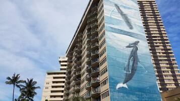 Un rascacielos con un gran mural de una ballena en su fachada.