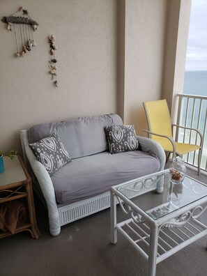 Tv, dvd-afspiller, bøger, stereoanlæg