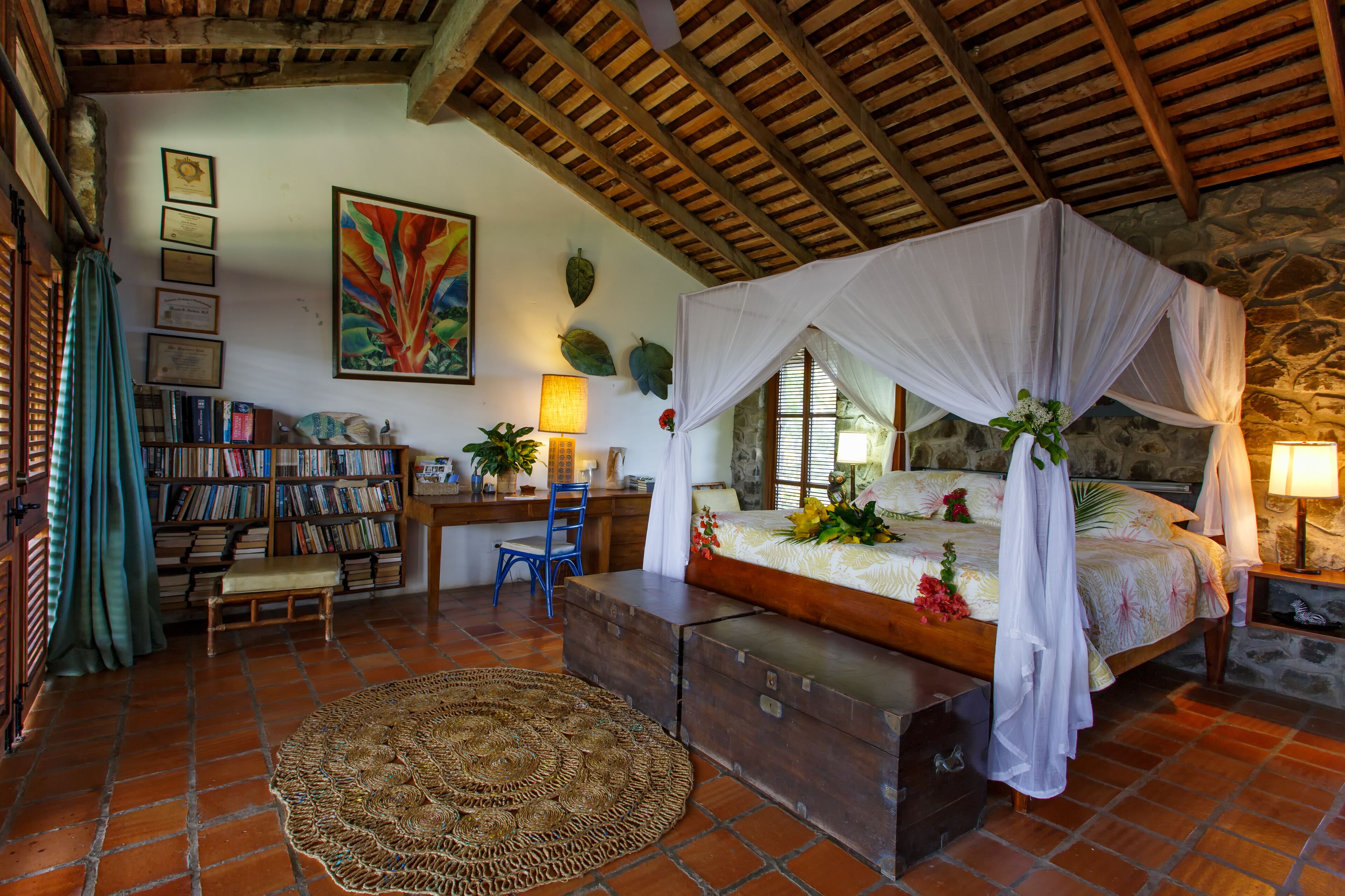 3 間睡房、房內夾萬、書桌、熨斗/熨衫板