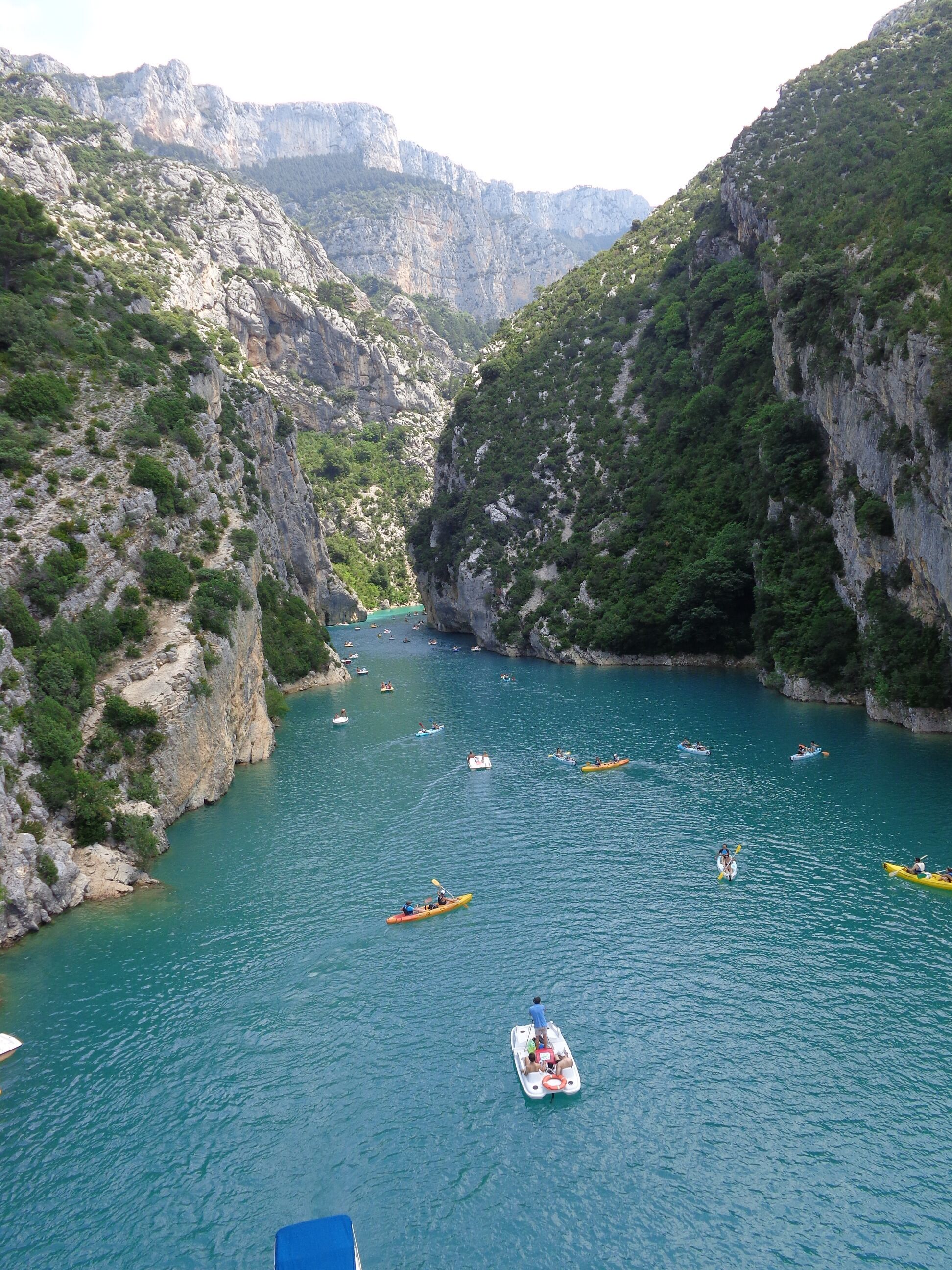 Eine schmale Schlucht mit Booten auf dem Wasser.