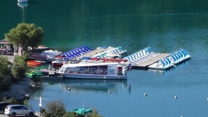 A marina with several boats docked, a row of sun loungers, and a small sailboat in the water. - Apartment for 6 in Esparron-de-Verdon, with a wonderful lake view (Esparron-De-Verdon)
