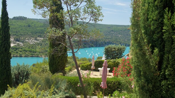 A garden with a view of a lake and sailboats. - Apartment for 6 in Esparron-de-Verdon, with a wonderful lake view (Esparron-De-Verdon)