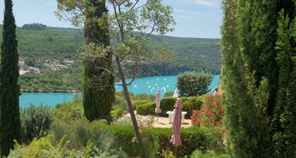 Provence, surplombant le lac d'Esparron de Verdon, plein sud, calme