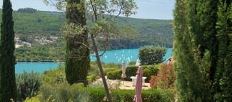 Apartment for 6 in Esparron-de-Verdon, with a wonderful lake view
