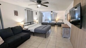 4 bedrooms, desk, free WiFi, bed sheets - Pvt Htd POOL, 4 min walk to BEACH, 9 bed-4 B/4B w/ InLaw suite, HUGE Lovely Home (Daytona Beach)