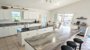 Kaffetrakter/tekoker, kjøleskap, mikrobølgeovn og ovn