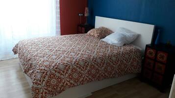 3 bedrooms, iron/ironing board, internet, bed sheets